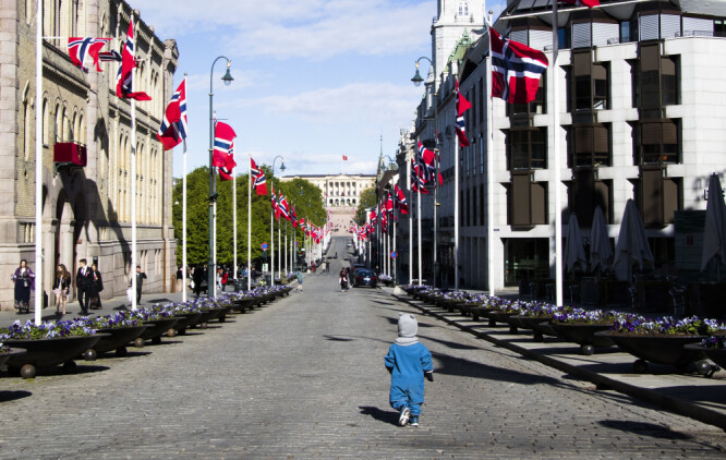En liten gutt har stor boltreplass på Oslos paradegate Karl Johan 17. mai i år. TV-sendingene fra nasjonaldagen ga seerrekord hos Telenors T-We.