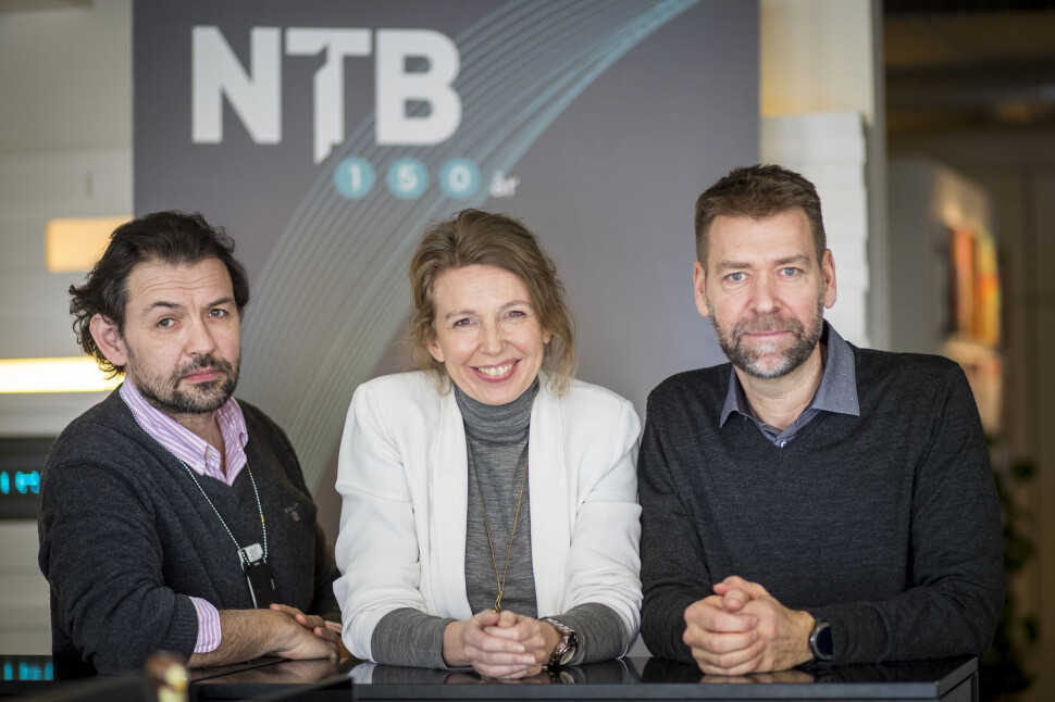 Ledelsen for visuell kommunikasjon i NTB.
F.v.: Fotosjef Jon Eeg, redaktør og leder Christina Dorthellinger Nygaard og bildebyråsjef Joakim Per-E. Nilsson. Ledelsen for visuell kommunikasjon i NTB.
F.v.: Fotosjef Jon Eeg, redaktør og leder Christina Dorthellinger Nygaard og bildebyråsjef Joakim Per-E. Nilsson.