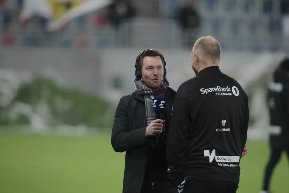 Kristian Oma er ny sportssjef i Nent-gruppens norske avdeling. Her fra hans dager som Eurosport-reporter, i intervju med daværende Odd-trener Dag-Eilev Fagermo.
