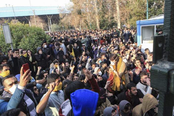 Studenter protesterer inne på Teheran universitet i desember 2017. Studenter protesterer inne på Teheran universitet i desember 2017.