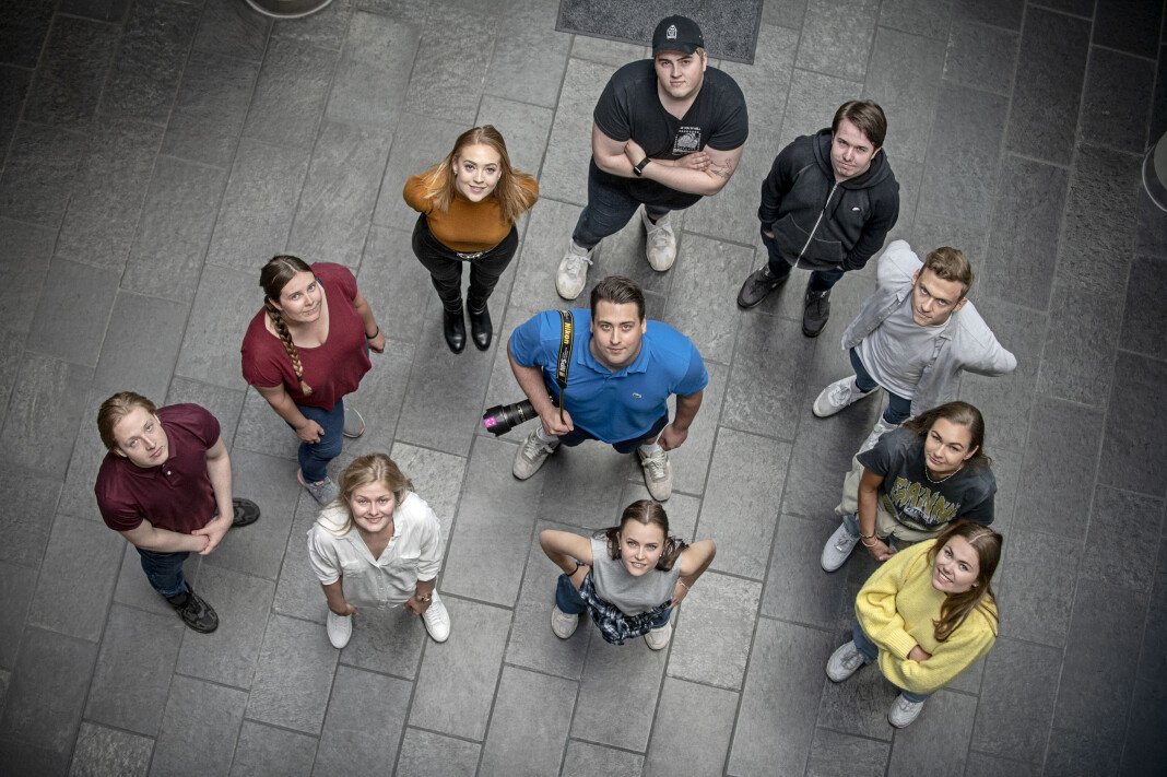 I midten: Marius Simensen. Rundt fra venstre hjørne: Espen Langeveld, Ragnhild Rong, Lene Flataker, Adrian Ringdal, Aleksander Svendsen, Eric Solheim, Oda Flatnes, Martine Borgund, Mia Sandnes Nilsen og Maria Moe. FOTO: NILS HARALD ÅNSTAD / Sunnmørsposten I midten: Marius Simensen. Rundt fra venstre hjørne: Espen Langeveld, Ragnhild Rong, Lene Flataker, Adrian Ringdal, Aleksander Svendsen, Eric Solheim, Oda Flatnes, Martine Borgund, Mia Sandnes Nilsen og Maria Moe. FOTO: NILS HARALD ÅNSTAD / Sunnmørsposten