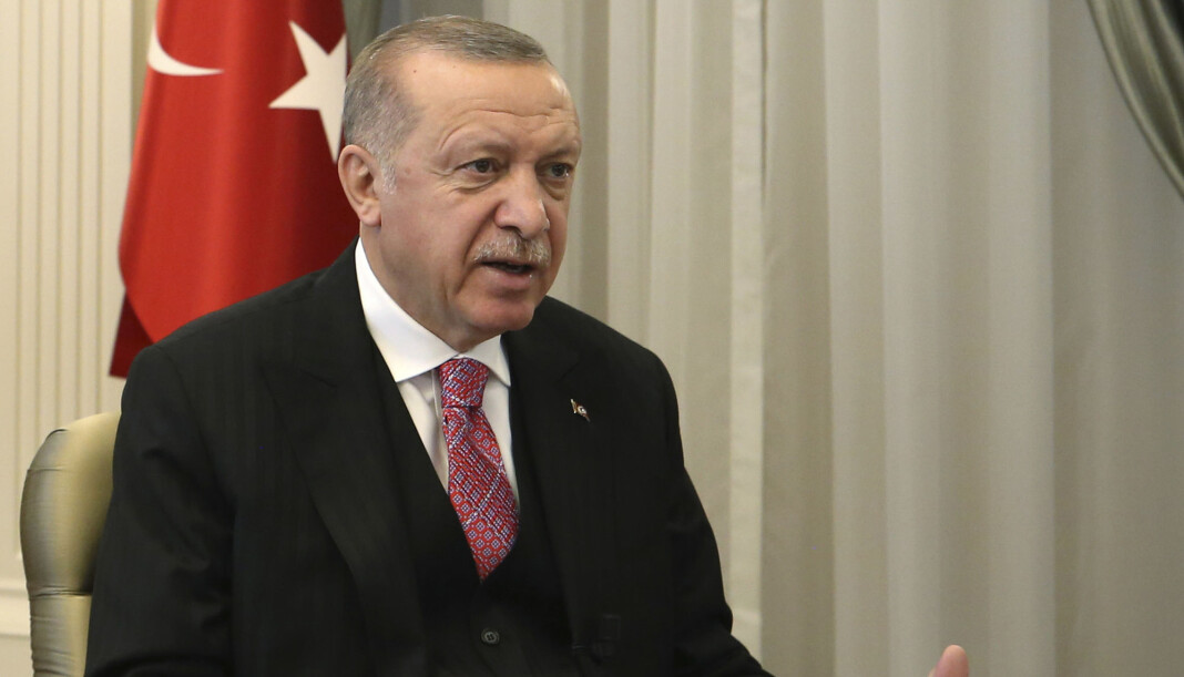 Tyrkias president Recep Tayyip Erdogan sier han vil skjerpe myndighetenes kontroll over sosiale medier etter at flere brukere har tvitret fornærmende meldinger om hans familie. Tyrkias president Recep Tayyip Erdogan sier han vil skjerpe myndighetenes kontroll over sosiale medier etter at flere brukere har tvitret fornærmende meldinger om hans familie.