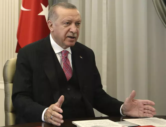 Tyrkias president Recep Tayyip Erdogan sier han vil skjerpe myndighetenes kontroll over sosiale medier etter at flere brukere har tvitret fornærmende meldinger om hans familie.