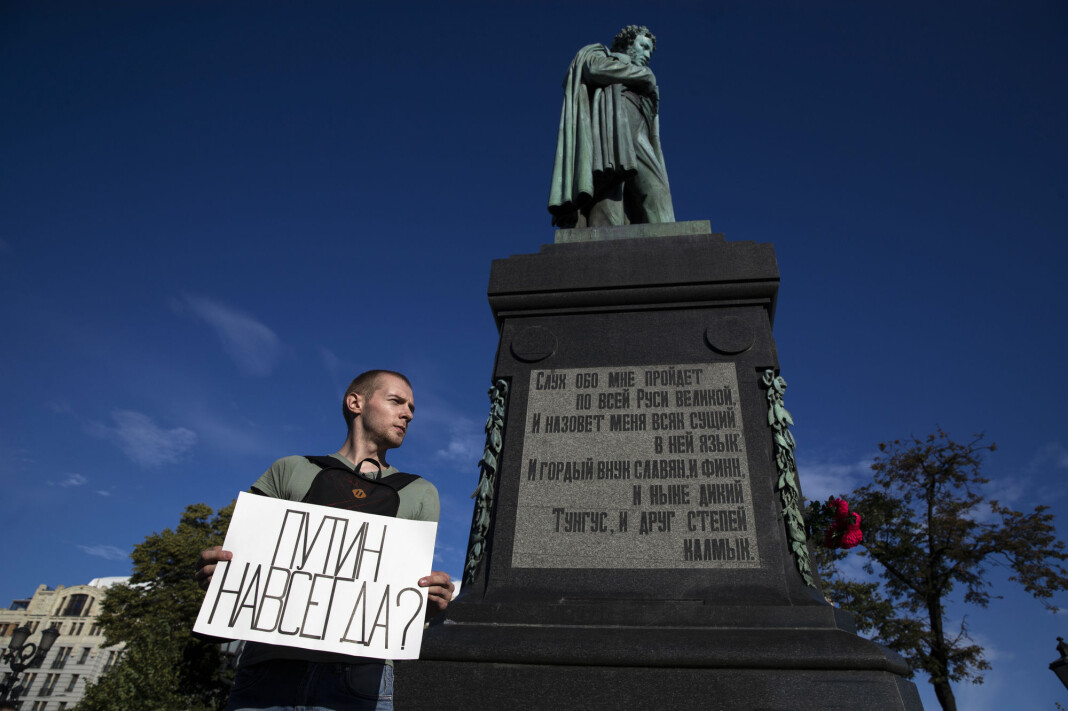 EU har bedt Russland om å etterforske anklager om valgfusk. Her en demonstrant under folkeavstemningen i Moskva med en plakat der det står «Putin for alltid?» EU har bedt Russland om å etterforske anklager om valgfusk. Her en demonstrant under folkeavstemningen i Moskva med en plakat der det står «Putin for alltid?»