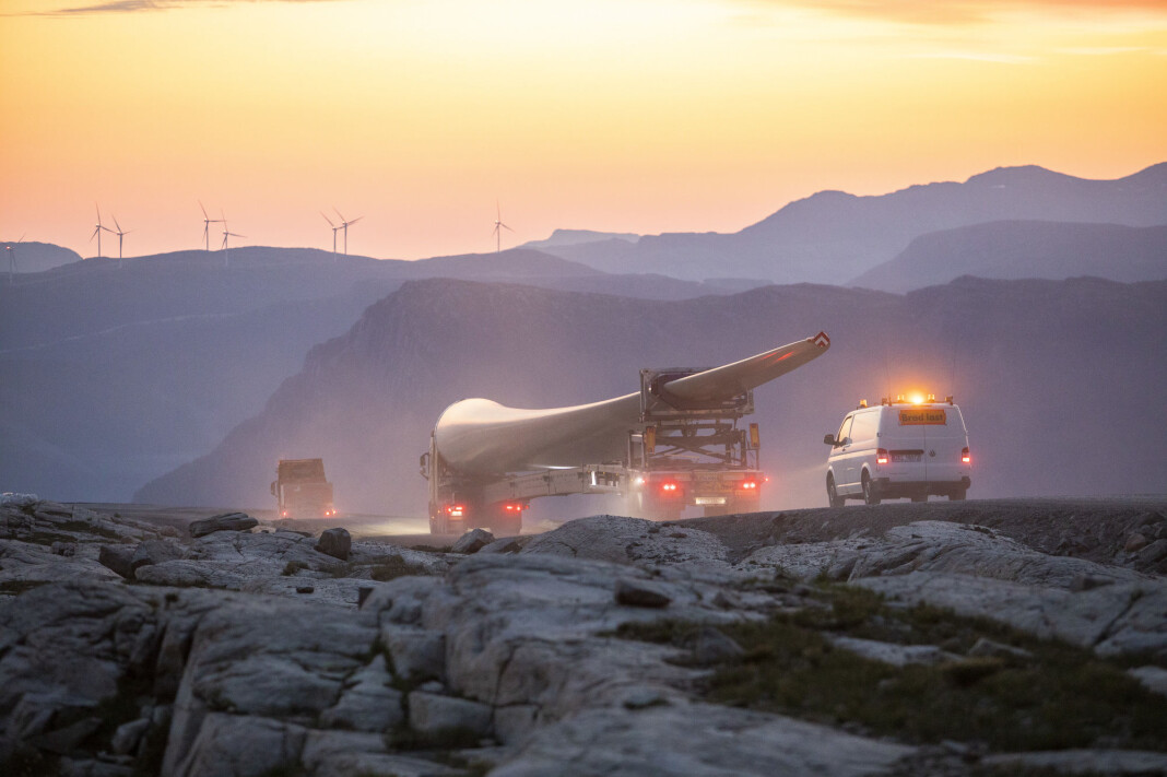 En 70 meter lang vinge på vei opp til Guleslettene vindpark like ved Florø. En 70 meter lang vinge på vei opp til Guleslettene vindpark like ved Florø.