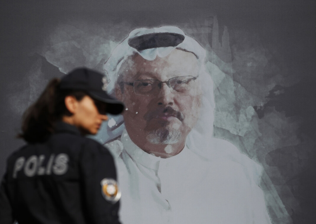 En tyrkisk politibetjent passerer et bilde av Jamal Khashoggi som er satt opp i forbindelse med en seremoni for den saudiarabiske journalisten og skribenten i Istanbul i forbindelse med årsdagen for drapet. En tyrkisk politibetjent passerer et bilde av Jamal Khashoggi som er satt opp i forbindelse med en seremoni for den saudiarabiske journalisten og skribenten i Istanbul i forbindelse med årsdagen for drapet.