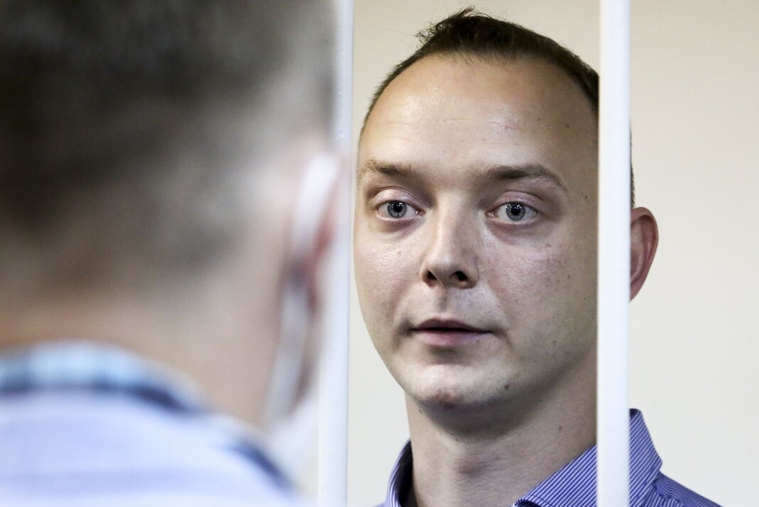 Ivan Safronov må sitte bak lås og slå de neste to månedene mens saken mot ham etterforskes. 30-åringen er siktet for spionasje og forræderi i Russland. Ivan Safronov må sitte bak lås og slå de neste to månedene mens saken mot ham etterforskes. 30-åringen er siktet for spionasje og forræderi i Russland.