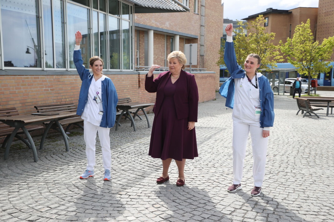Statsminister Erna Solberg danset sammen med sykepleierne Ida Larsson Gerø og Marie Bachke Lian på Rikshospitalet 12. mai i år. Videoen ble delt på Tik Tok, og statsministeren skaffet seg appen i den forbindelse. Statsminister Erna Solberg danset sammen med sykepleierne Ida Larsson Gerø og Marie Bachke Lian på Rikshospitalet 12. mai i år. Videoen ble delt på Tik Tok, og statsministeren skaffet seg appen i den forbindelse.