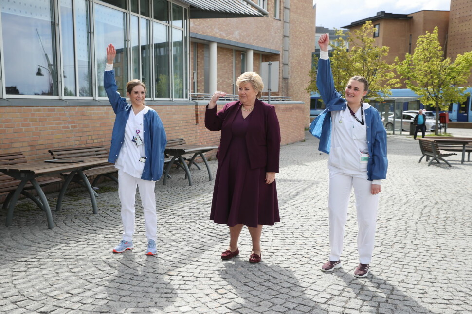 Statsminister Erna Solberg danset sammen med sykepleierne Ida Larsson Gerø og Marie Bachke Lian på Rikshospitalet 12. mai i år. Videoen ble delt på Tik Tok, og statsministeren skaffet seg appen i den forbindelse.