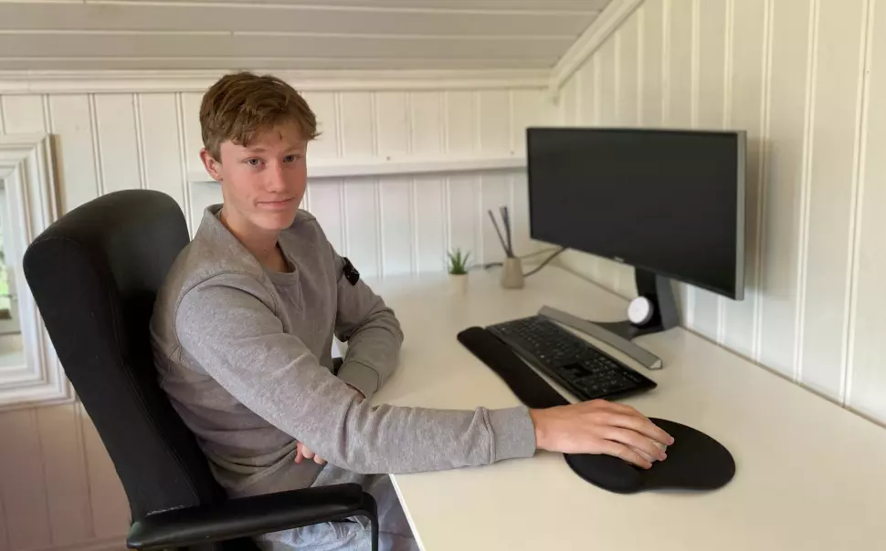 Erik Frengstad er trolig en av Norges yngste frilansjournalister. I over ett år har han skrevet saker for lokalavisen Arbeidets Rett. – Jeg er ekstremt takknemlig for at de gav meg den tilliten, til tross for at jeg bare var 13 år gammel da jeg fikk jobben, sier han.