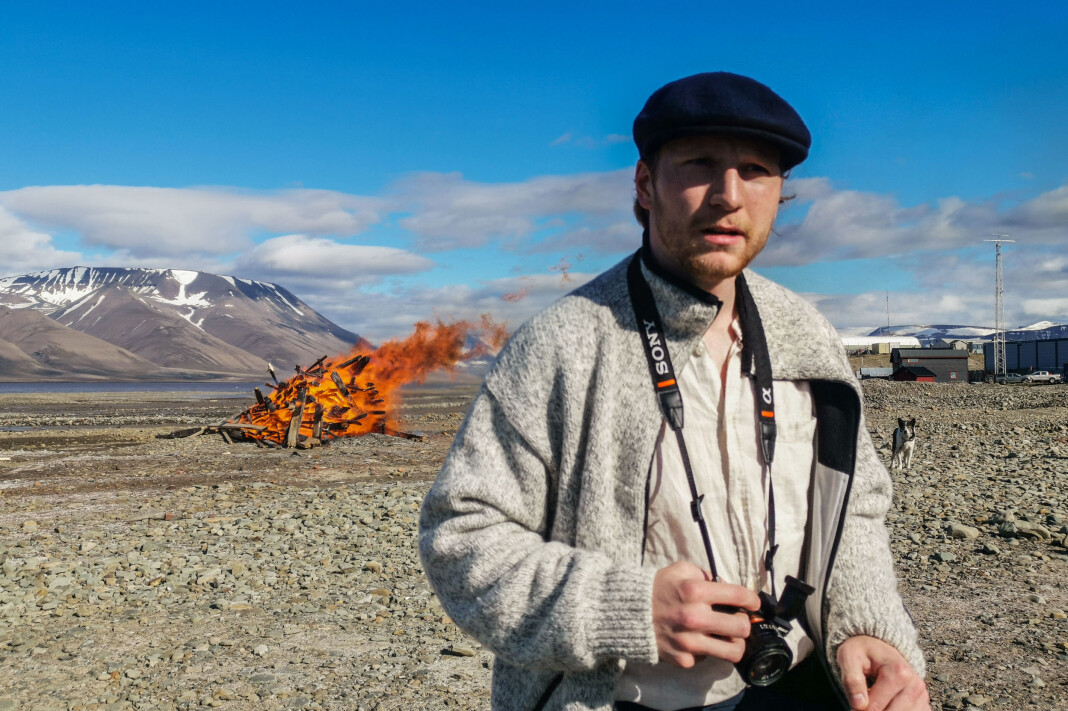 Etter flere år som fotojournalist, ønsker David Engmo å bli flinkere på skrivende journalistikk. Her er han fotografert på sankthansaften i Longyearbyen, der han har fått sommervikariat i Svalbardposten. – Det som gjør at jeg trives så godt, er at jeg får rom til å gjøre det jeg kan best, sier han. Etter flere år som fotojournalist, ønsker David Engmo å bli flinkere på skrivende journalistikk. Her er han fotografert på sankthansaften i Longyearbyen, der han har fått sommervikariat i Svalbardposten. – Det som gjør at jeg trives så godt, er at jeg får rom til å gjøre det jeg kan best, sier han.