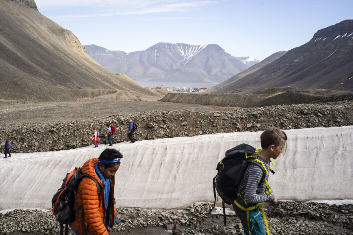 Barn og ungdommer er med på Aktivitetsuka på Svalbard. De skal finne fossiler i naturen. – Det er det masse av, sier David Engmo, som dokumenterte turen. Barn og ungdommer er med på Aktivitetsuka på Svalbard. De skal finne fossiler i naturen. – Det er det masse av, sier David Engmo, som dokumenterte turen.