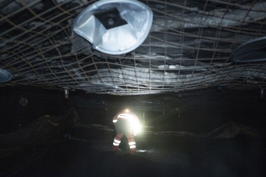 Bilde fra reportasje i Gruve 7, Longyearbyens eneste gjenværende kullgruve. Her tok Engmo bilder i mørket med kun hodelykt som lyskilde.