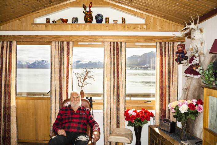 Selv om naturen er helt unik i nord, foretrekker Egmo å ta bilder av mennesker. Her er Ragnvald Sørum (78) i stuen sin på Svalbard. Han har bodd på øya i 40 år, men flytter nå for godt.