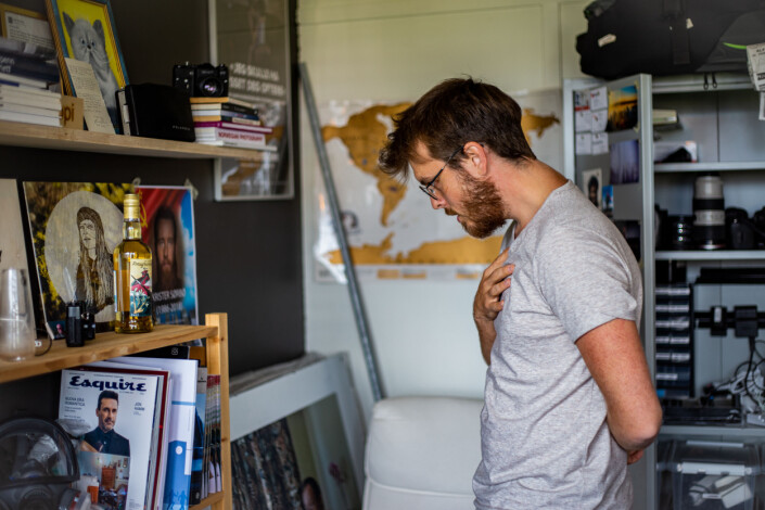 Lien på kontoret sitt i Oslo. – Den dag i dag blir jeg veldig nysgjerrig om noe alvorlig skjer. Jeg får en trang til å sjekke det ut, sier fotojournalisten, som har laget reportasjer i hele verden. Lien på kontoret sitt i Oslo. – Den dag i dag blir jeg veldig nysgjerrig om noe alvorlig skjer. Jeg får en trang til å sjekke det ut, sier fotojournalisten, som har laget reportasjer i hele verden.