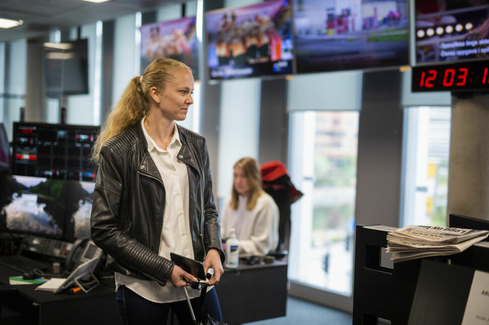 Margrethe Håland Solheim er innom TV 2s lokaler i Bjørvika i Oslo, og snakker med noen kollegaer. Hun brenner for breaking news, og ønsker å være mest mulig ute og snakke med folk.