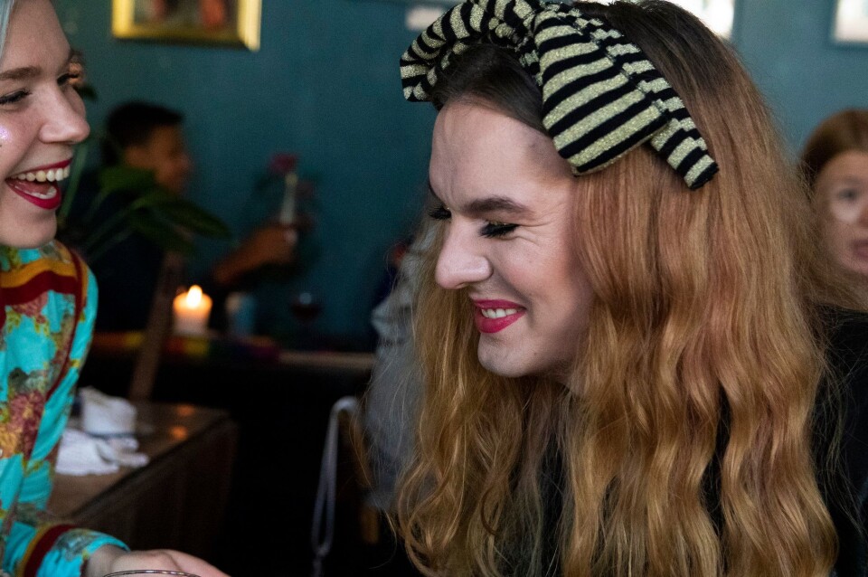 Dávvet Bruun-Solbakk sammen venninnen Alice Marie Jektevik under Sápmi Pride i Kautokeino i fjor. Dávvet Bruun-Solbakk sammen venninnen Alice Marie Jektevik under Sápmi Pride i Kautokeino i fjor.