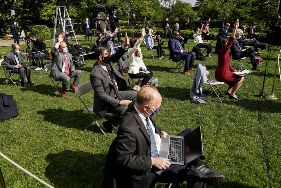 Journalister holder avstand på en pressekonferanse om koronautbruddet, i rosehagen til Det hvite hus i Washington, USA, i mai 2020.