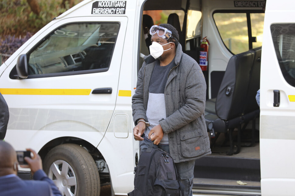 Den regimekritiske journalisten Hopewell Chin’ono på vei inn i retten i dag.