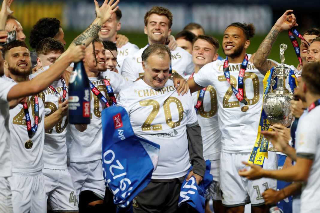 Leeds United-spillere og manager Marcelo Bielsa feirer seieren mot Charlton Athletic, og opprykket til Premier League. Foto: Lee Smith / Action Images via Reuters / NTB Scanpix Leeds United-spillere og manager Marcelo Bielsa feirer seieren mot Charlton Athletic, og opprykket til Premier League. Foto: Lee Smith / Action Images via Reuters / NTB Scanpix