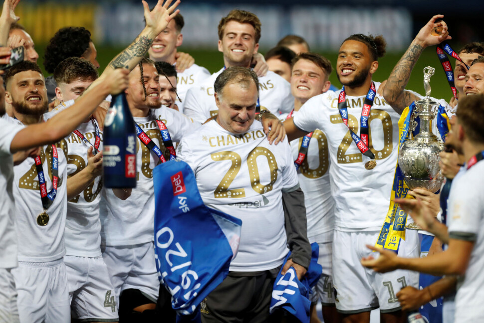 Leeds United-spillere og manager Marcelo Bielsa feirer seieren mot Charlton Athletic, og opprykket til Premier League. Foto: Lee Smith / Action Images via Reuters / NTB Scanpix Leeds United-spillere og manager Marcelo Bielsa feirer seieren mot Charlton Athletic, og opprykket til Premier League. Foto: Lee Smith / Action Images via Reuters / NTB Scanpix