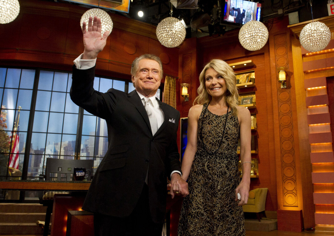 Regis Philbin, her sammen med Kelly Ripa i Philbins avskjedsepisode av «Live! With Regis and Kelly» i New York i 2011, er død. Regis Philbin, her sammen med Kelly Ripa i Philbins avskjedsepisode av «Live! With Regis and Kelly» i New York i 2011, er død.