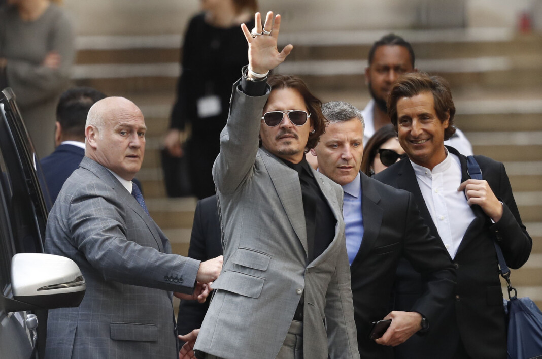 Johnny Depp vinker etter siste dag i retten i London tirsdag. Johnny Depp vinker etter siste dag i retten i London tirsdag.