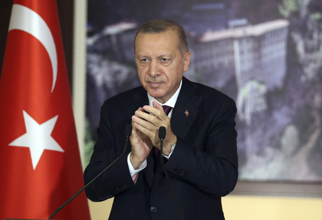 Tyrkias president Recep Tayyip Erdogan har ønsket seg strengere kontroll med sosiale medier. Nå har nasjonalforsamlingen vedtatt en lov som menneskerettsaktivister mener truer ytringsfriheten. Tyrkias president Recep Tayyip Erdogan har ønsket seg strengere kontroll med sosiale medier. Nå har nasjonalforsamlingen vedtatt en lov som menneskerettsaktivister mener truer ytringsfriheten.