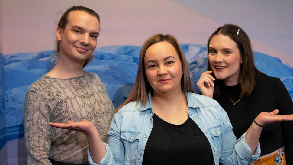 Det visuelle radioprogrammet Ihán på NRK Sápmi består av programlederne Dávvet Bruun-Solbakk, Maret Inger Anti og Isalill Kolpus. Det visuelle radioprogrammet Ihán på NRK Sápmi består av programlederne Dávvet Bruun-Solbakk, Maret Inger Anti og Isalill Kolpus.