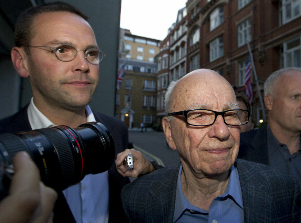 James Murdoch (til venstre), sønns av mediemogul Rupert Murdoch (til høyre), forlot fredag selskapet News Corp etter uenigheter om redaksjonelle valg.