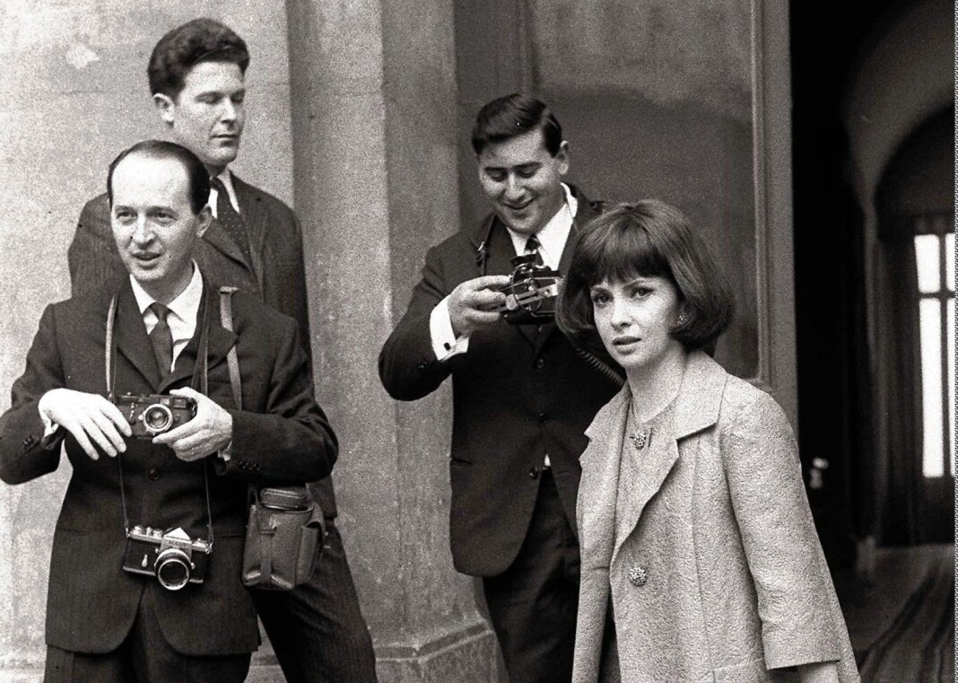 Regissør Federico Fellini brukte visstnok Tazio Secchiaroli (til venstre) som inspirasjonskilde for «paparazzo»-fotografen i filmen La Dolce Vita. Til høyre skuespiller Gina Lollobrigida. Bildet er fra 1964. Regissør Federico Fellini brukte visstnok Tazio Secchiaroli (til venstre) som inspirasjonskilde for «paparazzo»-fotografen i filmen La Dolce Vita. Til høyre skuespiller Gina Lollobrigida. Bildet er fra 1964.