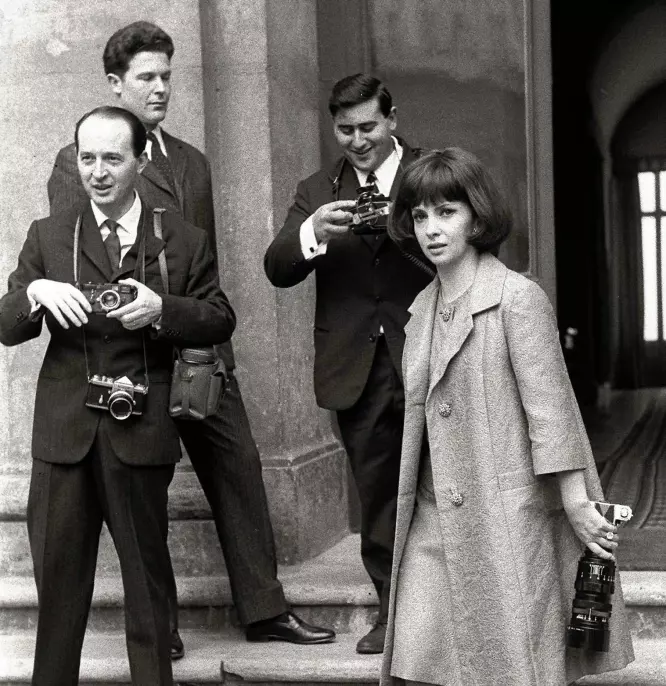 Regissør Federico Fellini brukte visstnok Tazio Secchiaroli (til venstre) som inspirasjonskilde for «paparazzo»-fotografen i filmen La Dolce Vita. Til høyre skuespiller Gina Lollobrigida. Bildet er fra 1964.