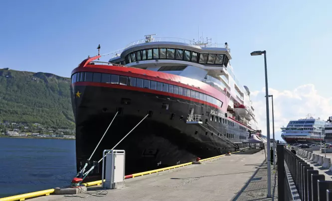Hurtigruten-skipet Roald Amundsen ligger til kai i Tromsø etter påvist koronasmitte om bord.
