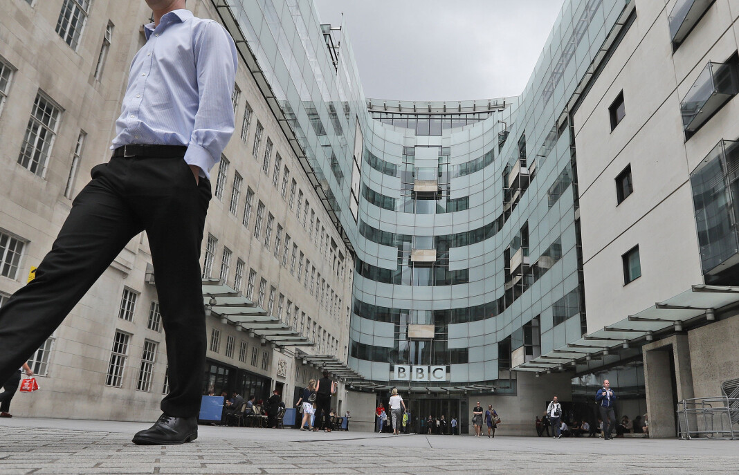 Dagen etter at BBC-radioverten Sideman sa opp i protest, beklager kringkasteren beslutningen om å gjengi et rasistisk ord i en nyhetsrapport. Dagen etter at BBC-radioverten Sideman sa opp i protest, beklager kringkasteren beslutningen om å gjengi et rasistisk ord i en nyhetsrapport.
