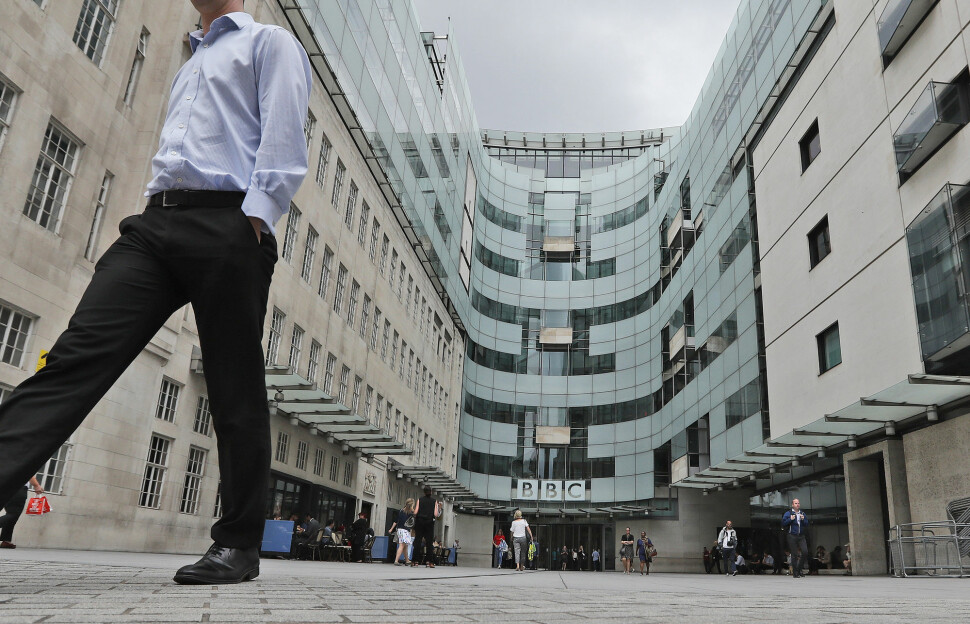 Dagen etter at BBC-radioverten Sideman sa opp i protest, beklager kringkasteren beslutningen om å gjengi et rasistisk ord i en nyhetsrapport.