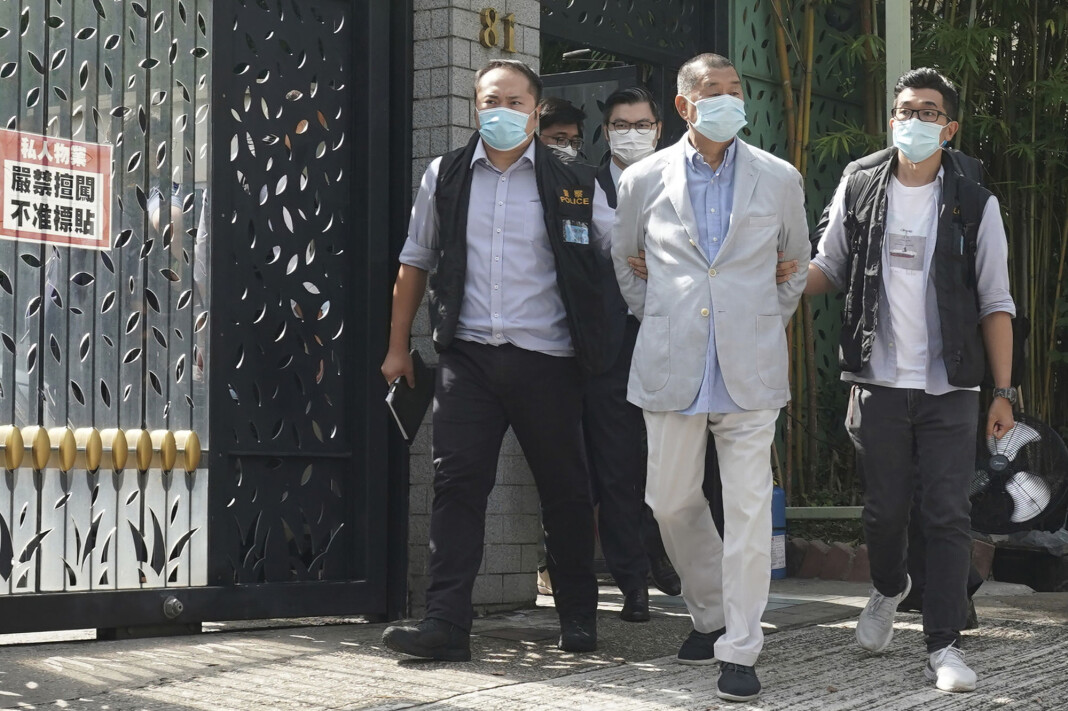 Forretningsmannen Jimmy Lai (71), en av Hongkongs fremtredende demokratiforkjempere, ble mandag pågrepet og siktet etter Kinas nye sikkerhetslov. Forretningsmannen Jimmy Lai (71), en av Hongkongs fremtredende demokratiforkjempere, ble mandag pågrepet og siktet etter Kinas nye sikkerhetslov.
