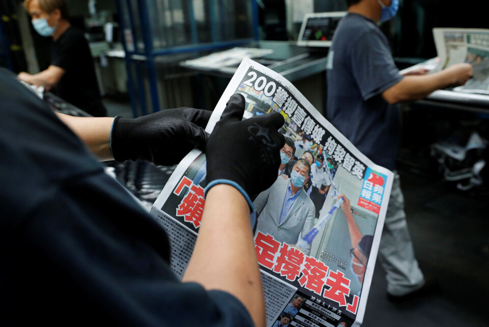 Apple Daily slo i dag opp at avisens eier er arrestert. Bildet viser Jimmy Lai i redaksjonslokalene sammen med politifolkene. Apple Daily slo i dag opp at avisens eier er arrestert. Bildet viser Jimmy Lai i redaksjonslokalene sammen med politifolkene.
