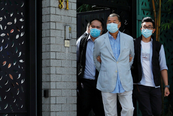 Forretningsmannen Jimmy Lai (71), en av Hongkongs fremtredende demokratiforkjempere, ble mandag pågrepet og siktet etter Kinas nye sikkerhetslov. Forretningsmannen Jimmy Lai (71), en av Hongkongs fremtredende demokratiforkjempere, ble mandag pågrepet og siktet etter Kinas nye sikkerhetslov.