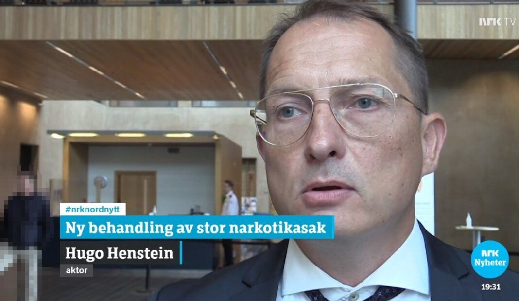 Til venstre i bakgrunnen står tiltalte. Da NRK viste bildene første gang, var vedkommende ikke sladdet. Til venstre i bakgrunnen står tiltalte. Da NRK viste bildene første gang, var vedkommende ikke sladdet.