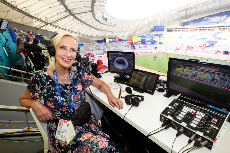NRK-journalist og kommentator Karen-Marie Ellefsen i NRK under VM i friidrett 2019 i Doha i Qatar i Khalifa International Stadium. NRK-journalist og kommentator Karen-Marie Ellefsen i NRK under VM i friidrett 2019 i Doha i Qatar i Khalifa International Stadium.