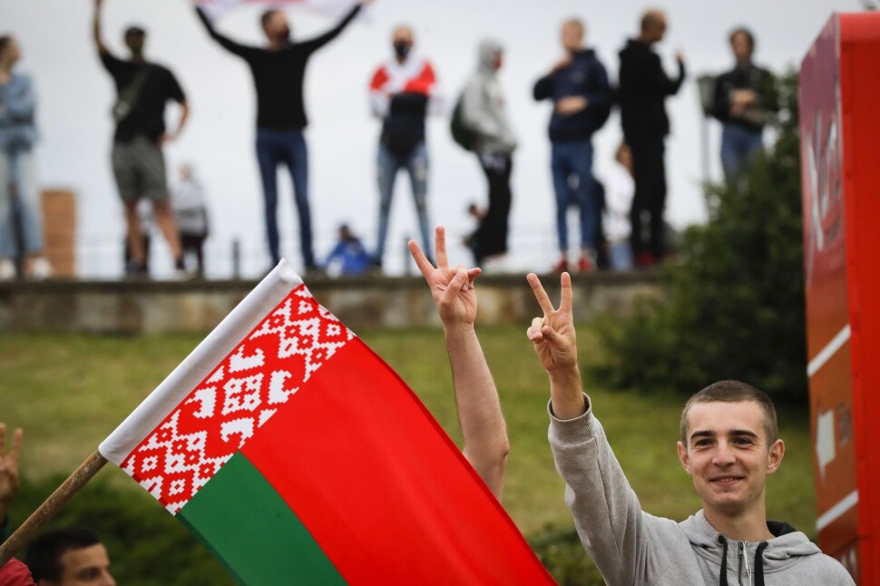 Demonstrasjonene mot landets autoritære president Aleksandr Lukasjenko fortsatte onsdag for fjerde dag på rad. Minst 6.000 demonstranter er pågrepet og flere hundre skadd under protestene i kjølvannet av presidentvalget. Demonstrasjonene mot landets autoritære president Aleksandr Lukasjenko fortsatte onsdag for fjerde dag på rad. Minst 6.000 demonstranter er pågrepet og flere hundre skadd under protestene i kjølvannet av presidentvalget.