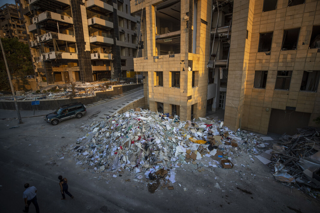 Konspirasjonsteoriene brer seg i Beirut etter eksplosjonen i forrige uke. Konspirasjonsteoriene brer seg i Beirut etter eksplosjonen i forrige uke.
