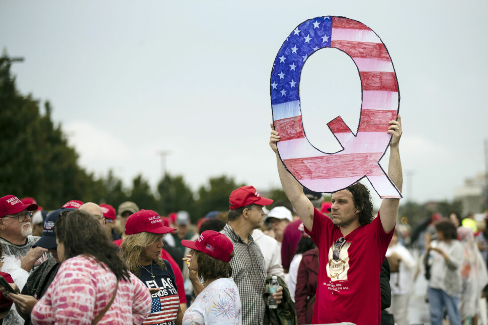 Mann med QAnon-plakat på et valgkampmøte for Donald Trump. Bildet er fra 2018.