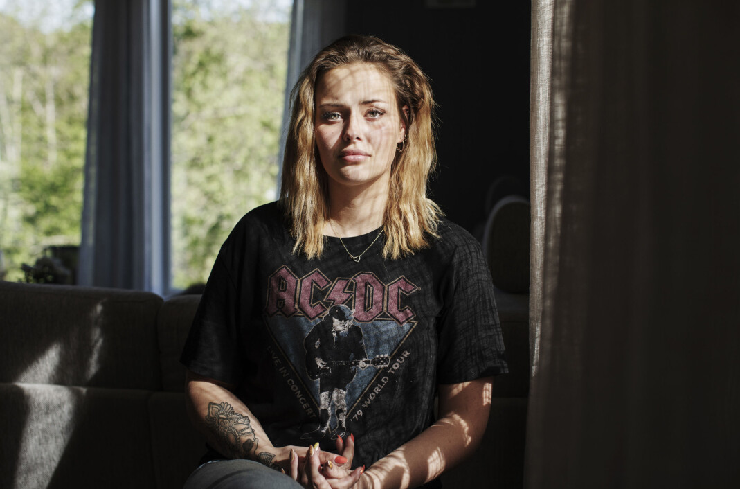 – Det er viktig som fotograf å holde samme høyde som personen jeg tar bilde av. Både for å få den rette kontakten og for at de som ser på bildet ikke skal se ned på personen, sier Sanne. Her er hennes portrettfoto av Julie Mariell Meyer, som har blitt trakassert av Christopher. – Det er viktig som fotograf å holde samme høyde som personen jeg tar bilde av. Både for å få den rette kontakten og for at de som ser på bildet ikke skal se ned på personen, sier Sanne. Her er hennes portrettfoto av Julie Mariell Meyer, som har blitt trakassert av Christopher.