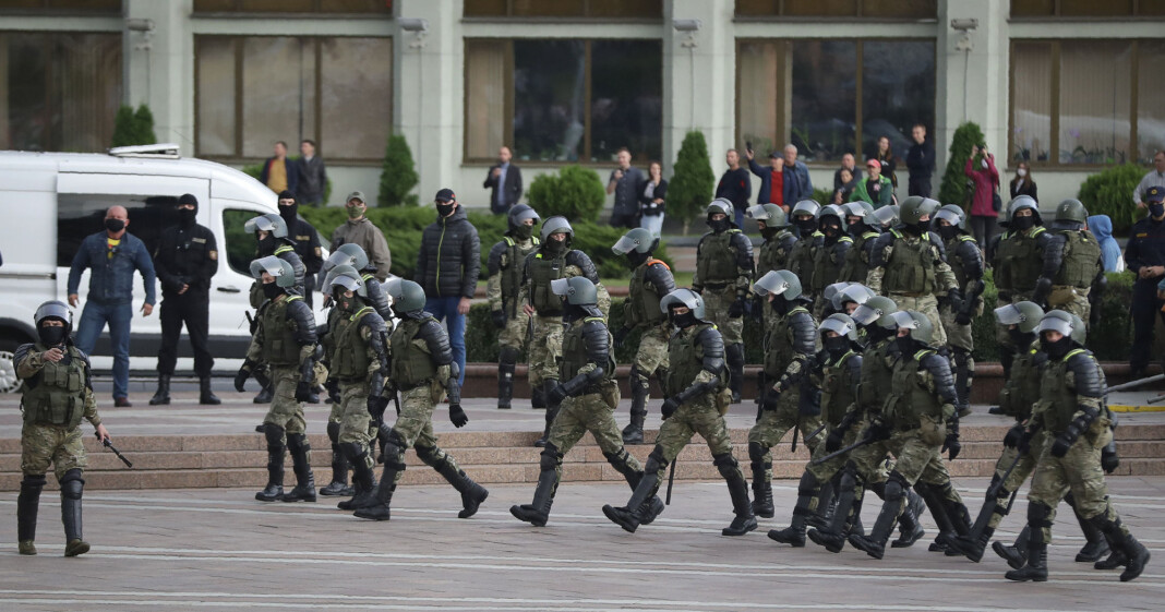 Hviterussisk opprørspoliti stilte mannssterkt på Uavhengighetsplassen i Minsk torsdag kveld. Hviterussisk opprørspoliti stilte mannssterkt på Uavhengighetsplassen i Minsk torsdag kveld.