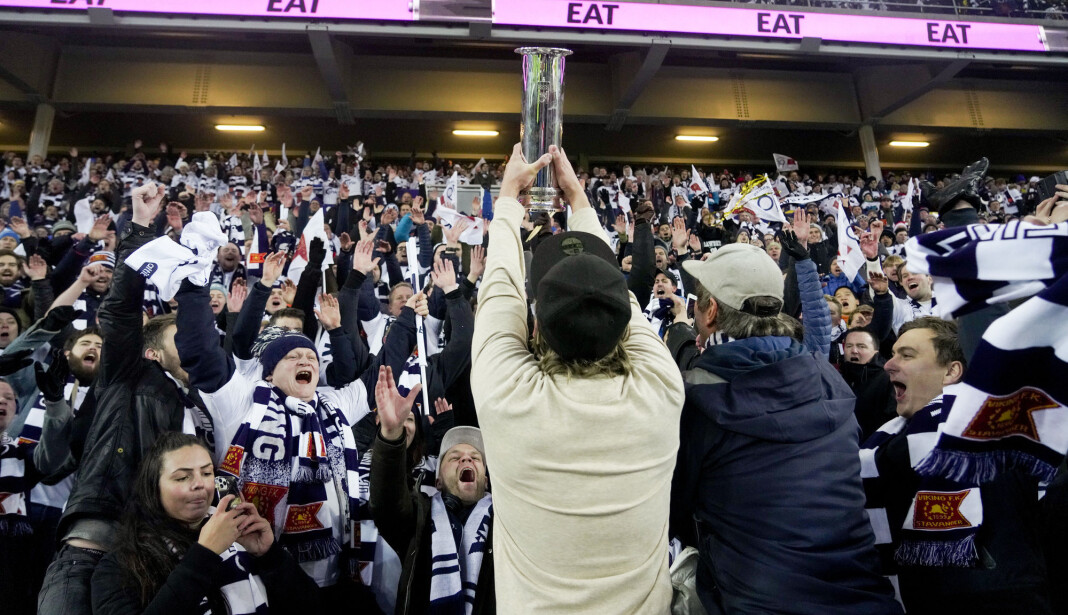 Viking-fansen kunne juble over å ha sikret seg cupgullet i fjor, men i år er det slettes ikke sikkert det blir delt ut noen pokal i det hele tatt. Viking-fansen kunne juble over å ha sikret seg cupgullet i fjor, men i år er det slettes ikke sikkert det blir delt ut noen pokal i det hele tatt.