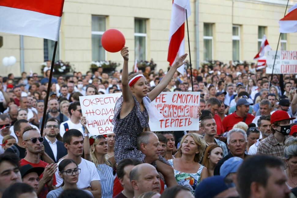 Bildet er fra en av mange demonstrasjoner i Minsk de siste ukene. Bildet ble tatt mandag 17. august. Nå forsøker regimet å kvitte seg med pressedekningen av protestene.