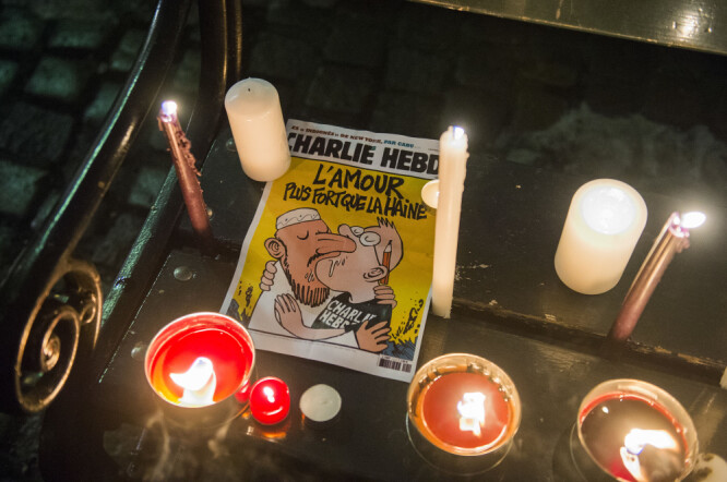 «Kjærlighet er sterkere enn hat», står det på forsiden av denne plakaten som ble lagt ned under en minnemarkering foran Stortinget samme dag som angrepet mot Charlie Hebdo.