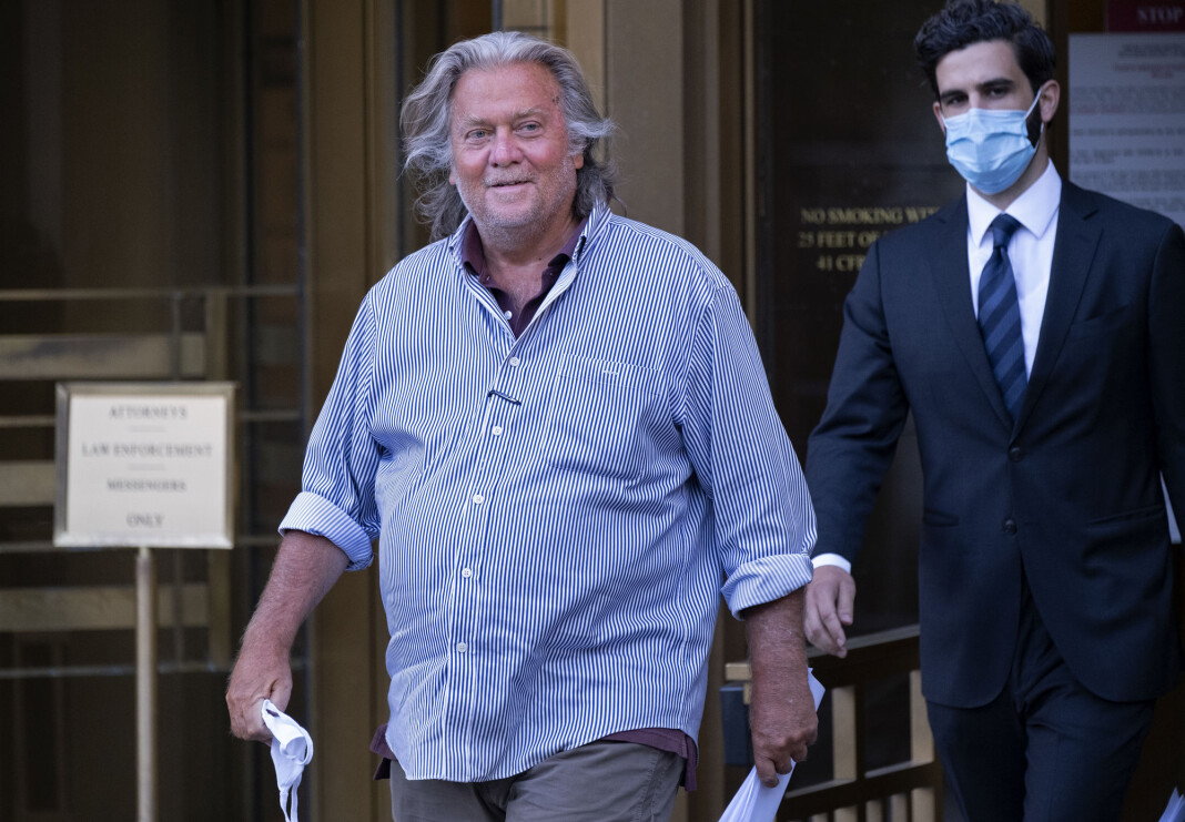Steve Bannon på vei ut fra et rettslokale i New York 20. august, da han ble løslatt mot kausjon. Rettssaken mot den svindelsiktede Bannon starter neste vår. Steve Bannon på vei ut fra et rettslokale i New York 20. august, da han ble løslatt mot kausjon. Rettssaken mot den svindelsiktede Bannon starter neste vår.