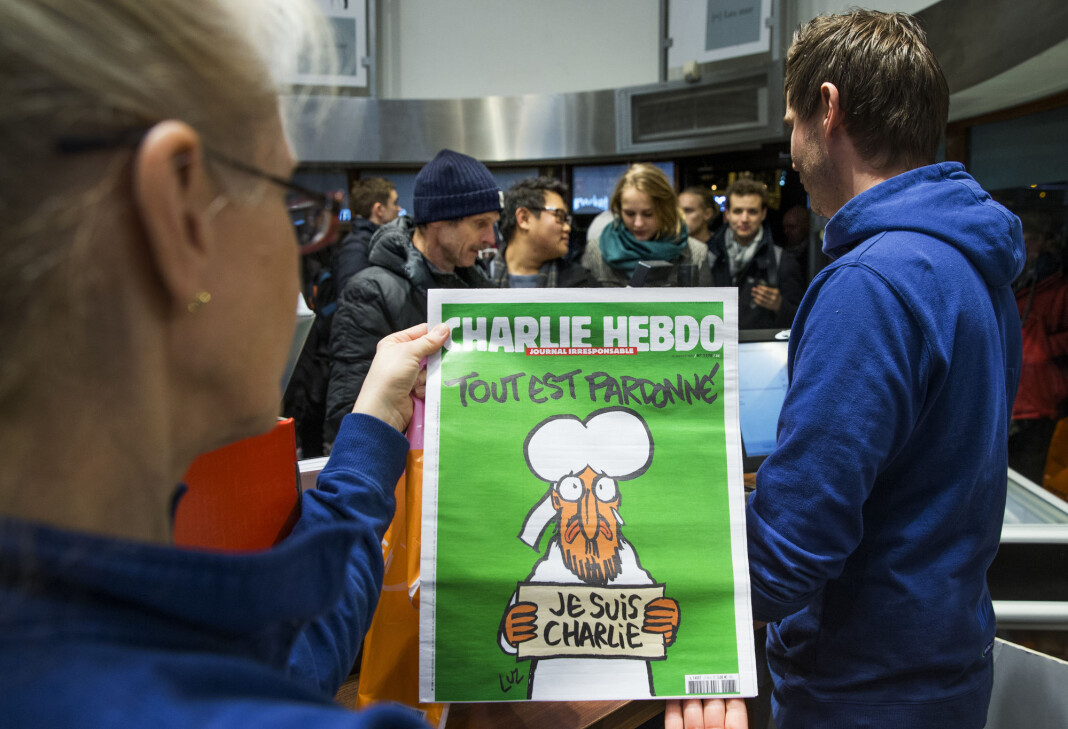 Det var lang kø for å få tak i ett av de 200 eksemplarene av Charlie Hebdo som ble solgt i Norge uken etter angrepet. Tegningen viser profeten Muhammed med en plakat og slagordet «Je suis Charlie» (Jeg er Charlie). Overskriften lyder «Alt er tilgitt». Det var lang kø for å få tak i ett av de 200 eksemplarene av Charlie Hebdo som ble solgt i Norge uken etter angrepet. Tegningen viser profeten Muhammed med en plakat og slagordet «Je suis Charlie» (Jeg er Charlie). Overskriften lyder «Alt er tilgitt».